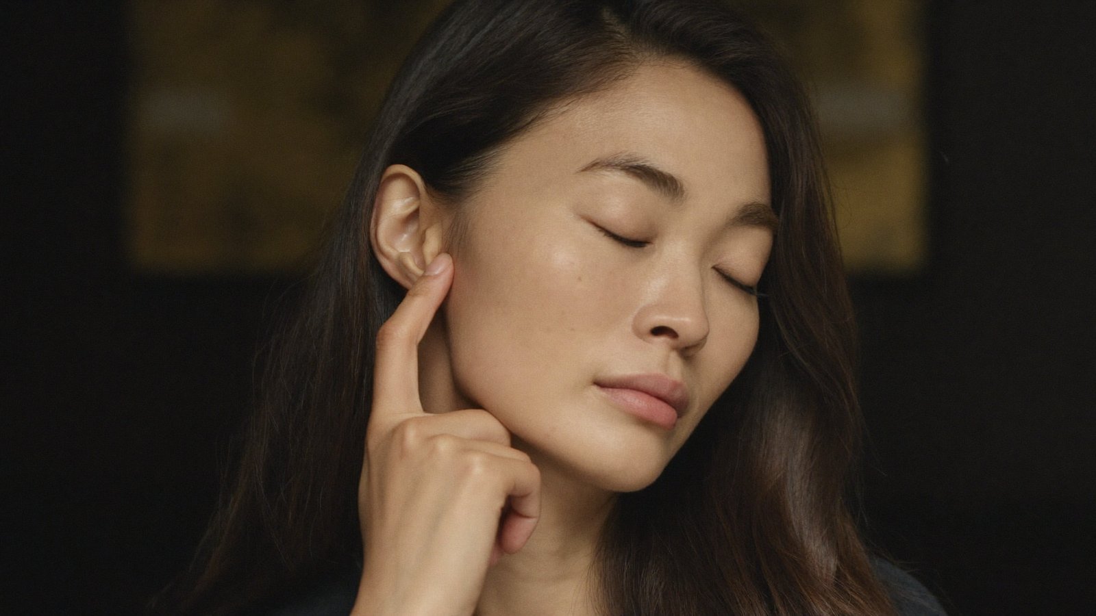 Dr Sin Yong explaining how masseter muscle hypertrophy from jaw clenching changes lower face shape