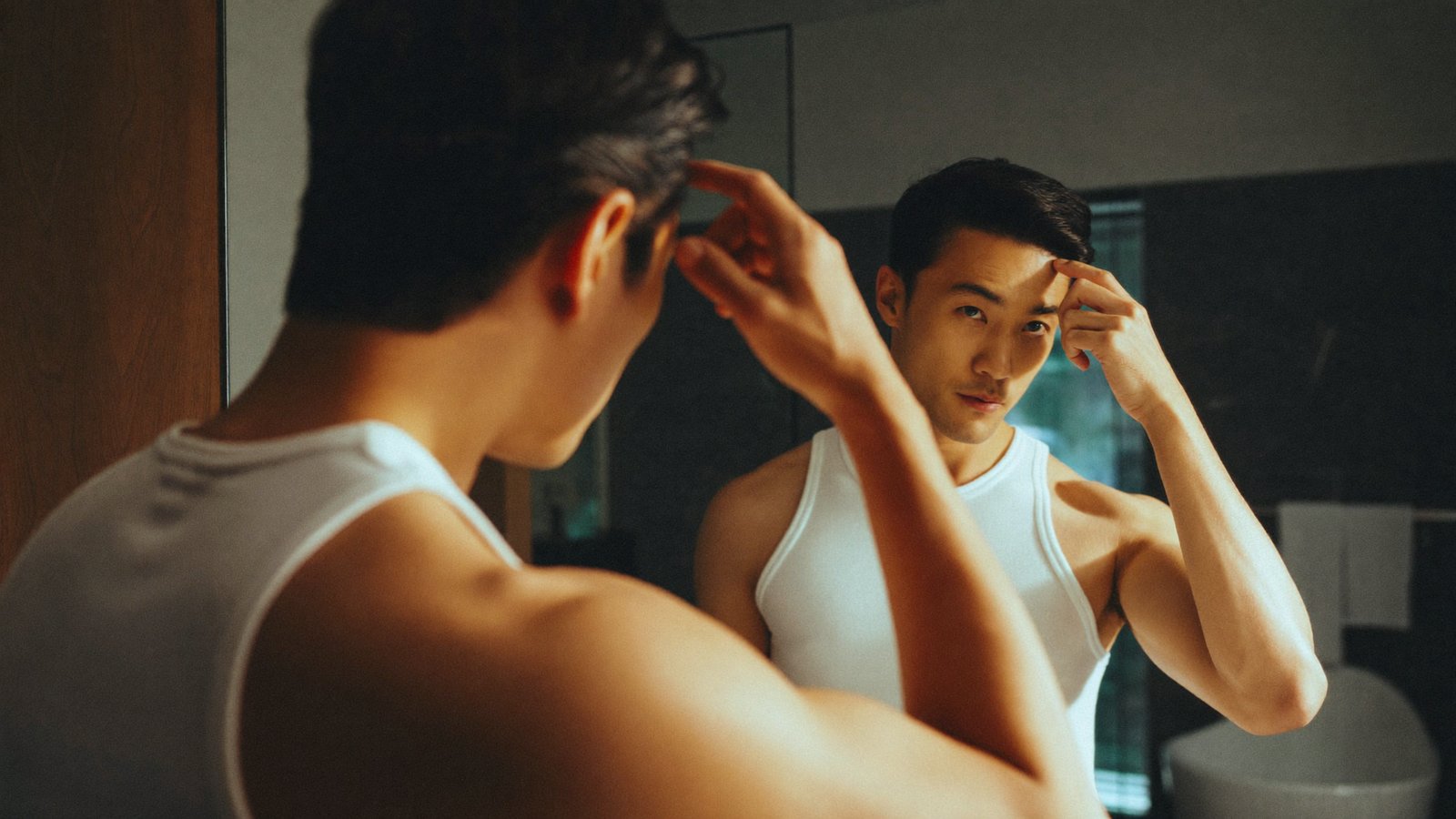 Dr Sin Yong describing the early signs of male hair thinning and follicular miniaturisation