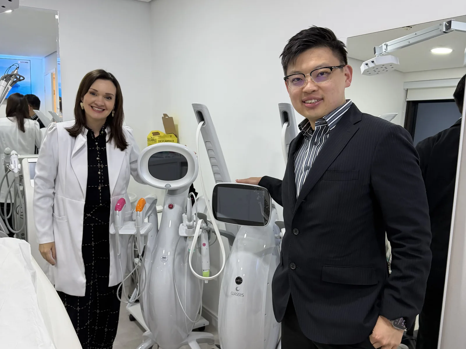 Dr Sin Yong and Dr Renata Violato discussing Ultraformer MPT and Volnewmer protocols