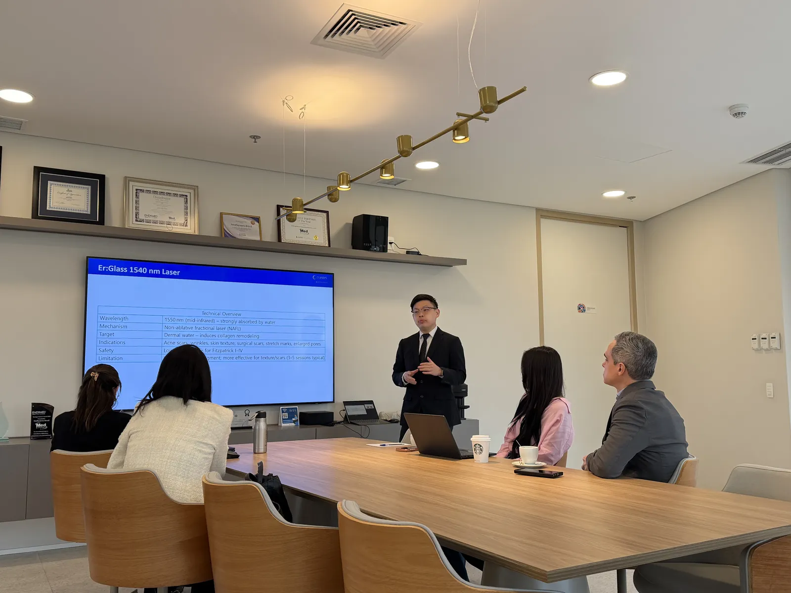 Dr Sin Yong teaching the 1540 nm Er:Glass laser specifications during the Secret Duo session at CLASSYS Academy Sao Paulo