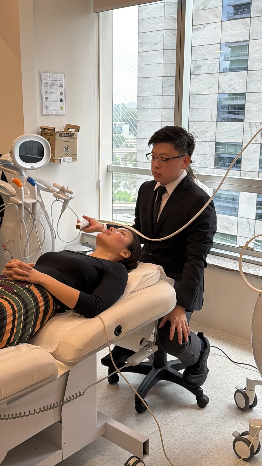 Dr Sin Yong demonstrating Volnewmer handpiece vector technique on a model