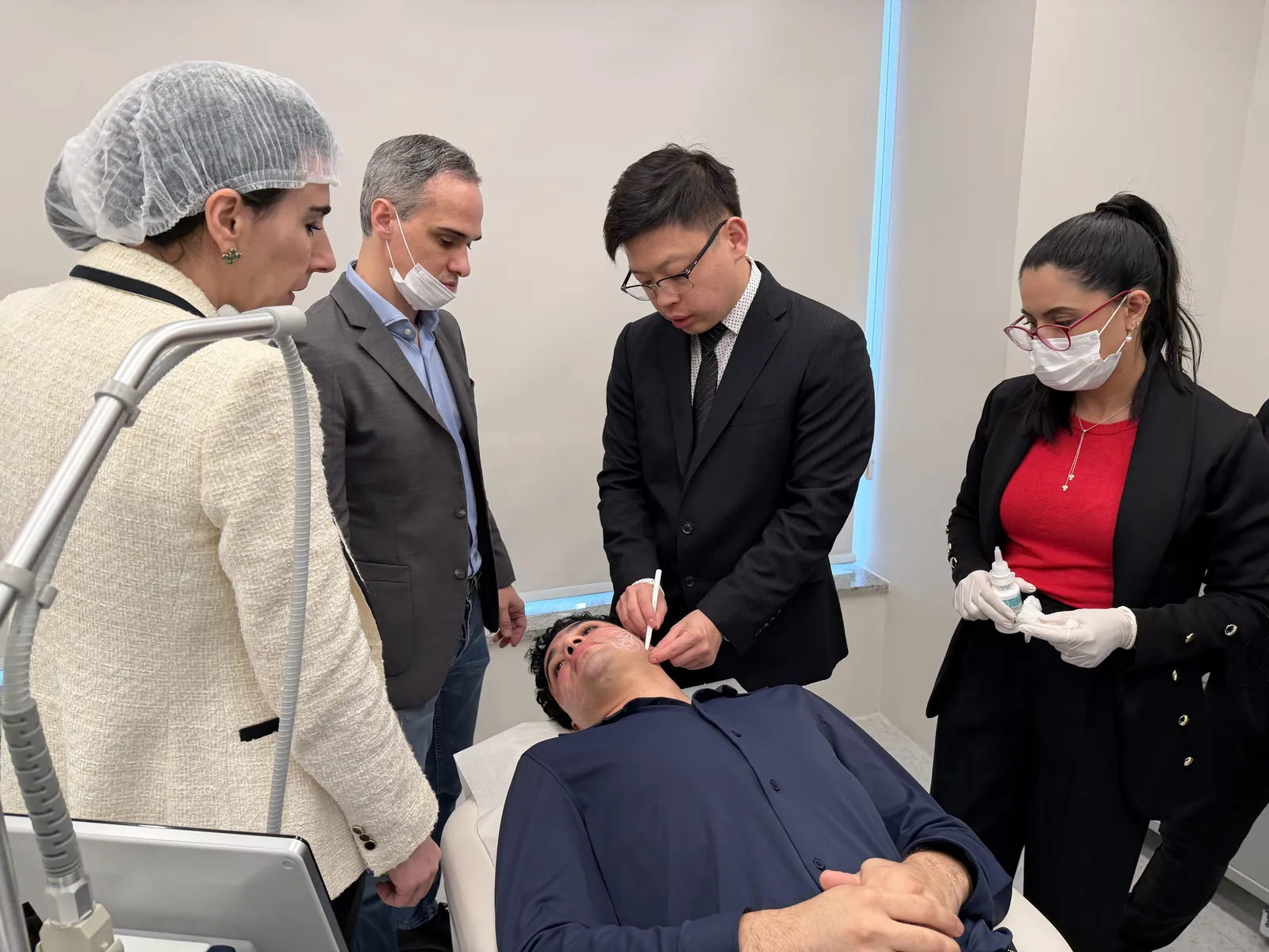 Dr Sin Yong demonstrating Secret Duo technique at the bedside while Dr Rogerio Marques, Dr Ana Carbone and a MedSystems clinical trainer observe