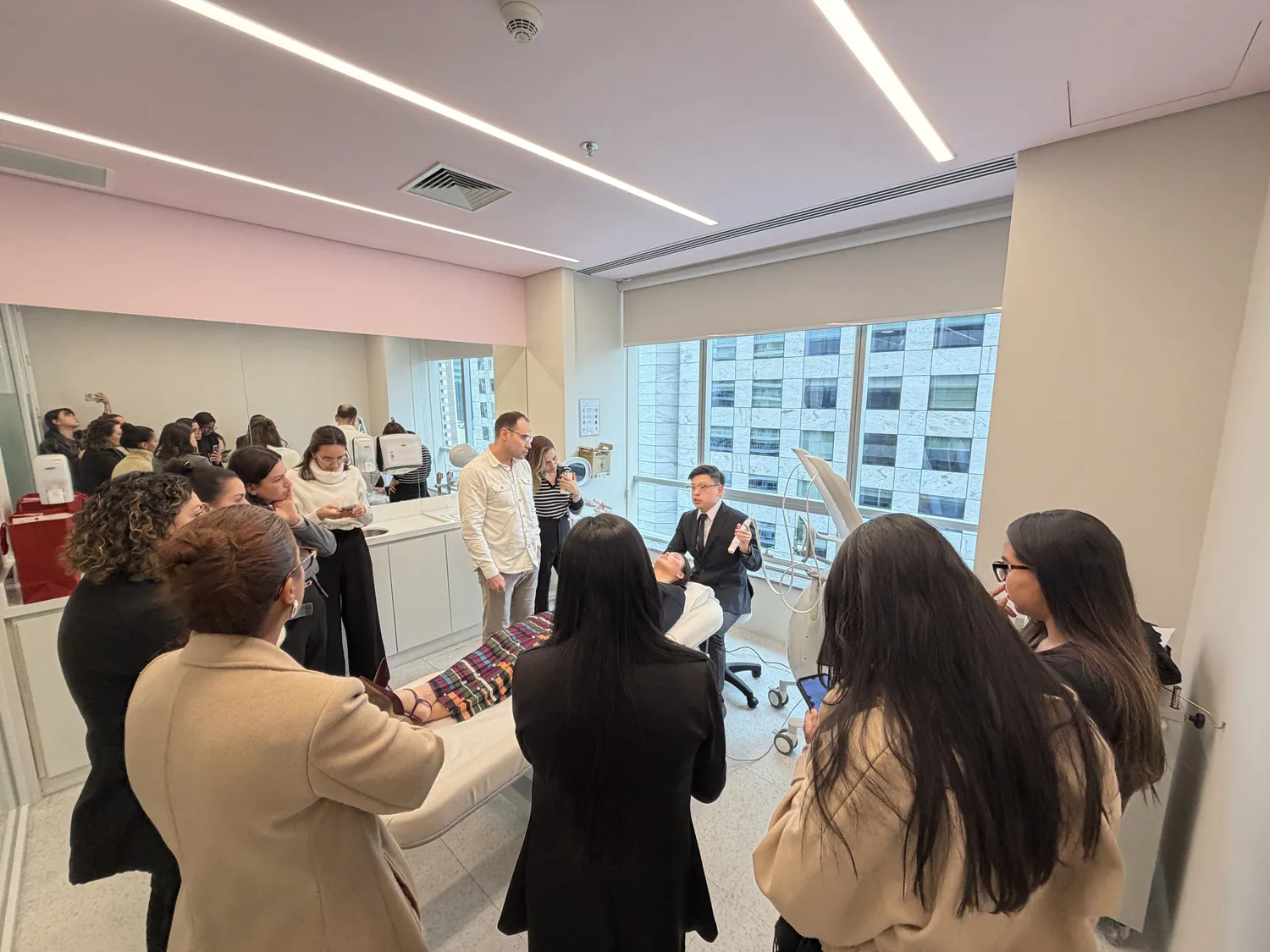 Dr Sin Yong demonstrating Volnewmer technique at the bedside