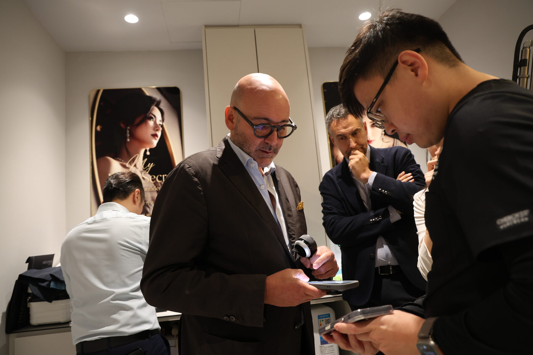 Dr Sin Yong and members of the DEKA delegation examining a laser handpiece and applicator