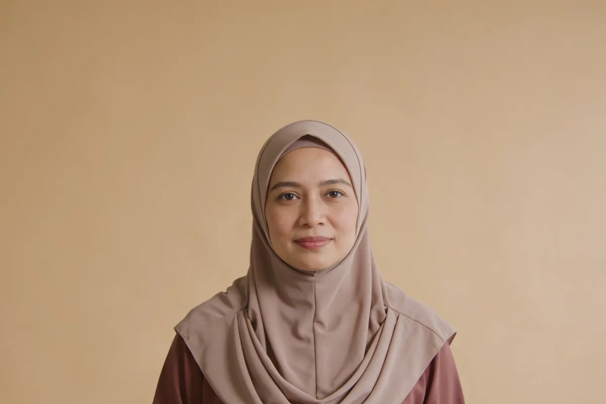A woman in her thirties looking at the camera in soft frontal light (illustrative image, not a patient)