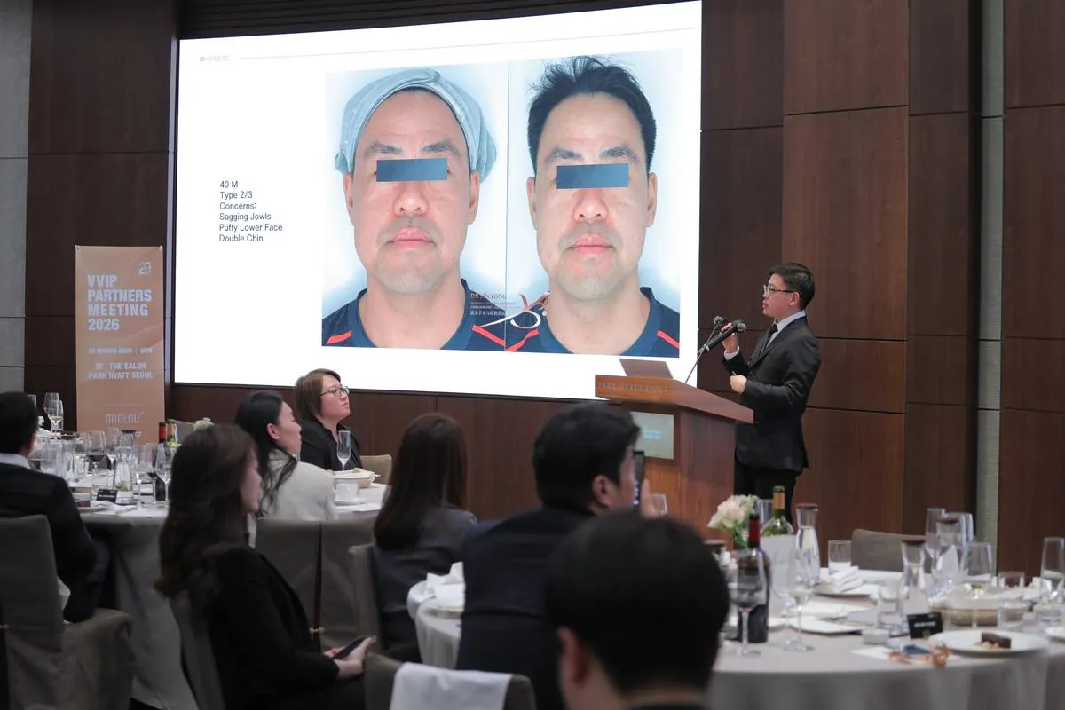 Dr Sin Yong presenting 3D Facial Reconstruction before after case study at HIRONIC VVIP Seoul 2026 — sagging jowls puffy lower face double chin result