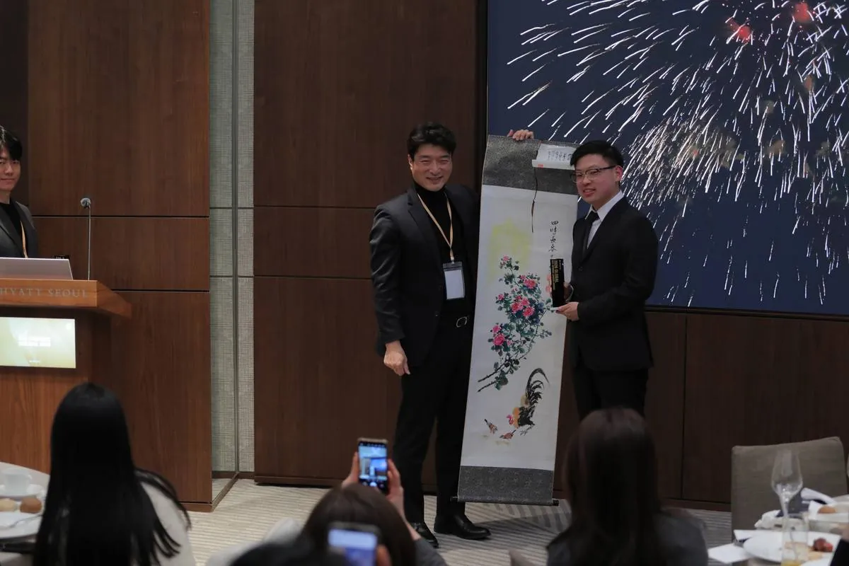 Dr Sin Yong receiving award gift from HIRONIC CEO at VVIP Partners Meeting 2026 Park Hyatt Seoul
